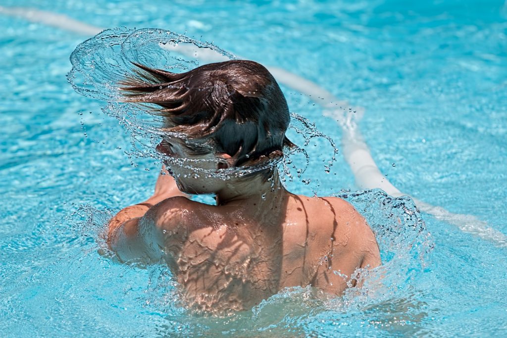 Sonnenschutz mit Sonnencreme im Pool