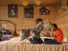 Kinder toben im Zimmer