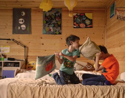 Kinder toben im Zimmer